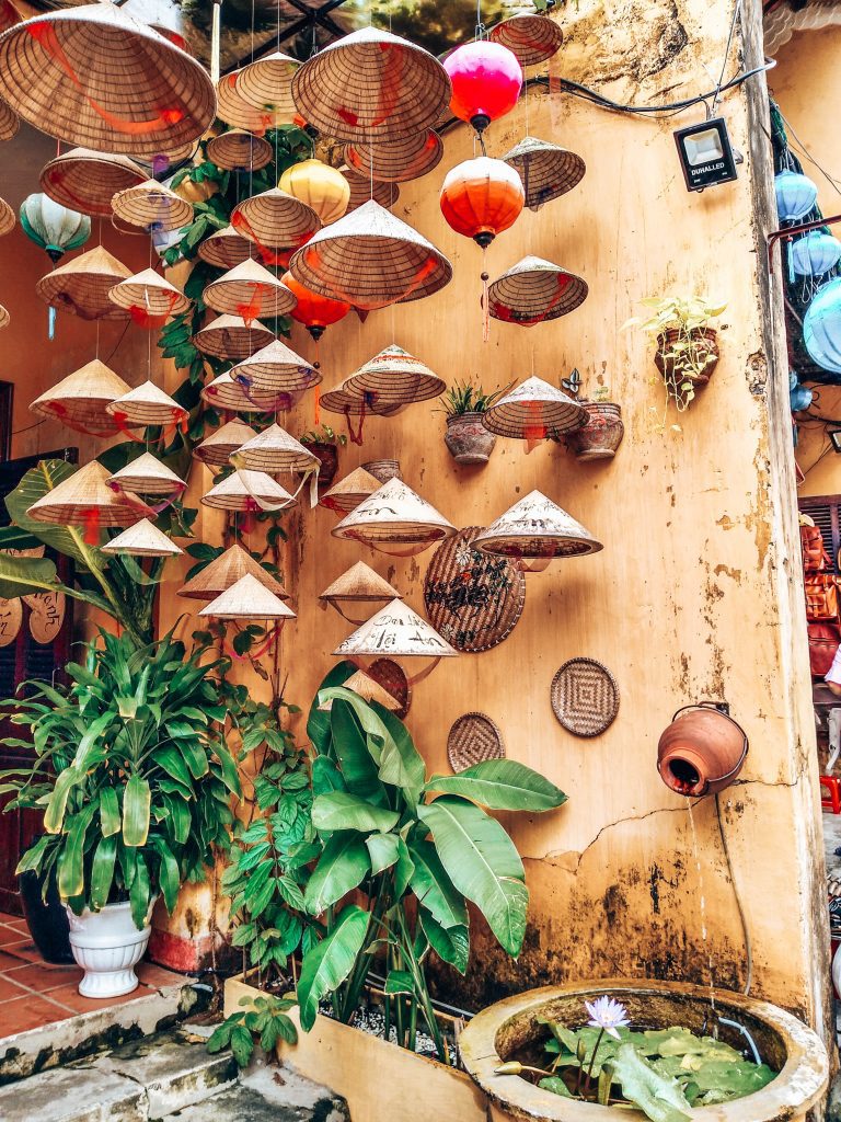 Lampions aus Strohhüten